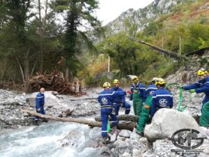 Construction d'un pont pour permettre la traversée des moutons