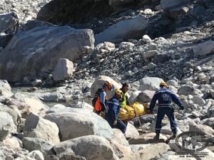 Recueil de dépouilles suite à la destruction du cimetière de Tende par la rivière sortie de son lit